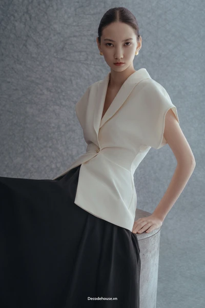 Áo kiểu: HOLLY VEST (Cổ vest khía, Nút kim loại, May đo)