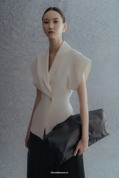 Áo kiểu: HOLLY VEST (Cổ vest khía, Nút kim loại, May đo)